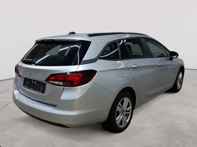 Opel Astra view 4