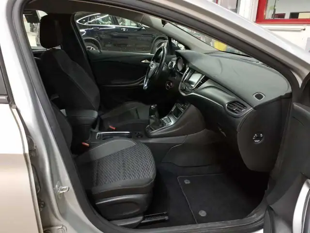 Opel Astra view 8