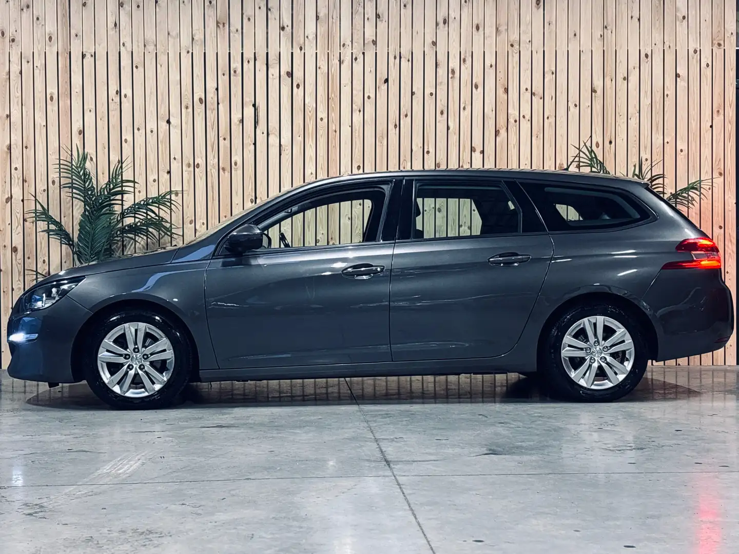 Peugeot 308 308 SW 1.6 e-HDi Silber - 2