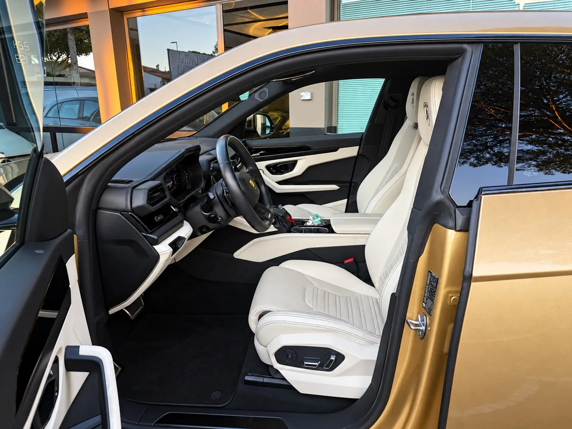 람보르기니 우루스 4.0 V8 2025 금색 사진 8