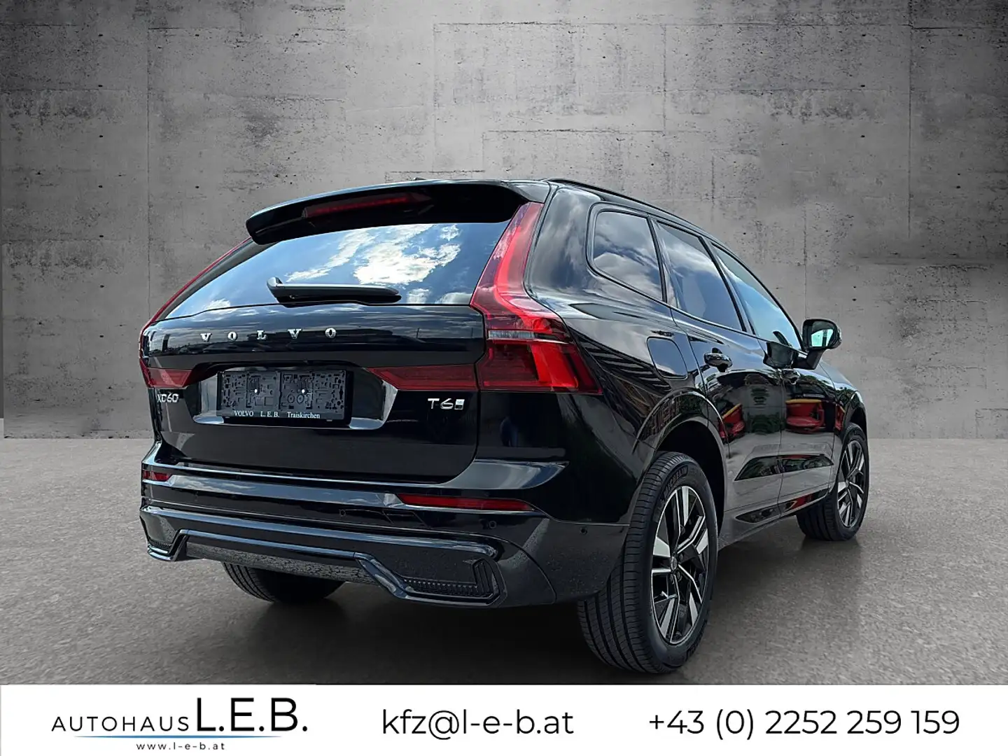 Volvo XC60 T6 AWD PHEV 18,8kWh Plus Dark Aut. Schwarz - 2