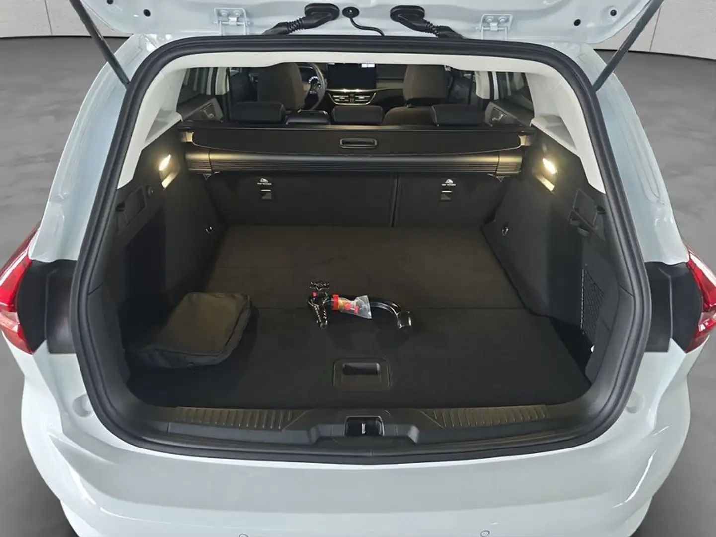 Ford Focus Turnier 1.5 EcoBlue Aut. TITANIUM EDITION Weiß - 2