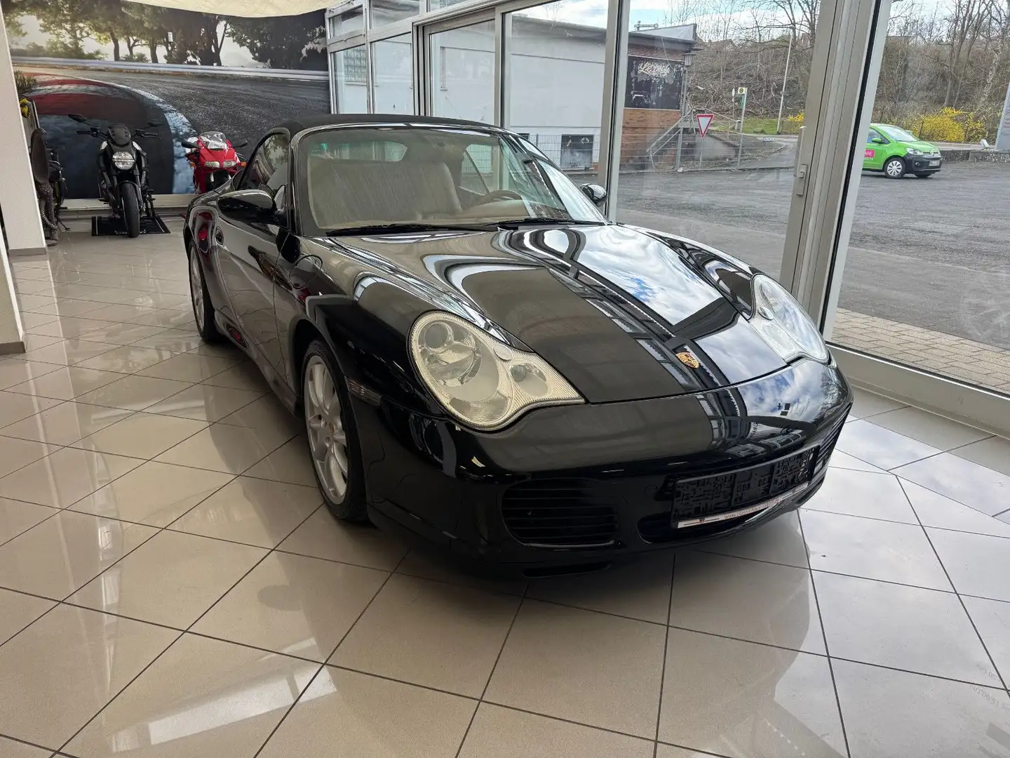 Porsche 996 Carrera 4S Cabrio 1. Hand Erstlack Noir - 2