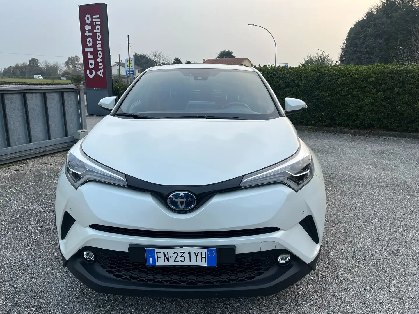 Toyota C-HR 1.8h Lounge 2wd e-cvt Full Optional Uniproprietar Blanc - 2
