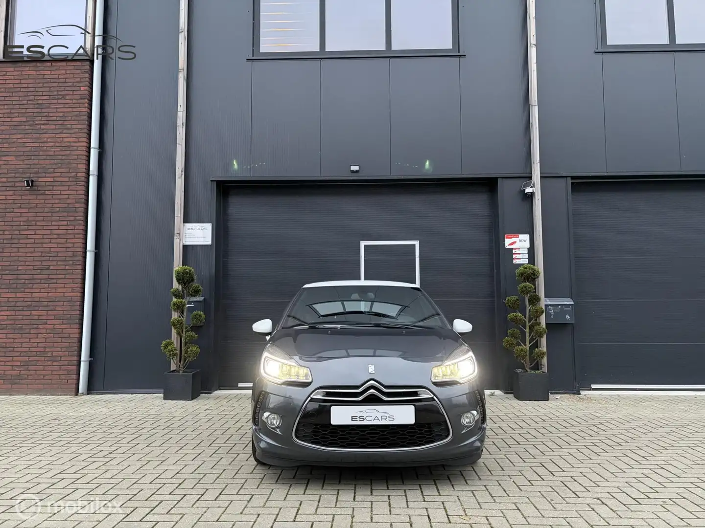 Citroen DS3 1.2 PureTech So Chic Automaat | Led | Navi Grau - 2