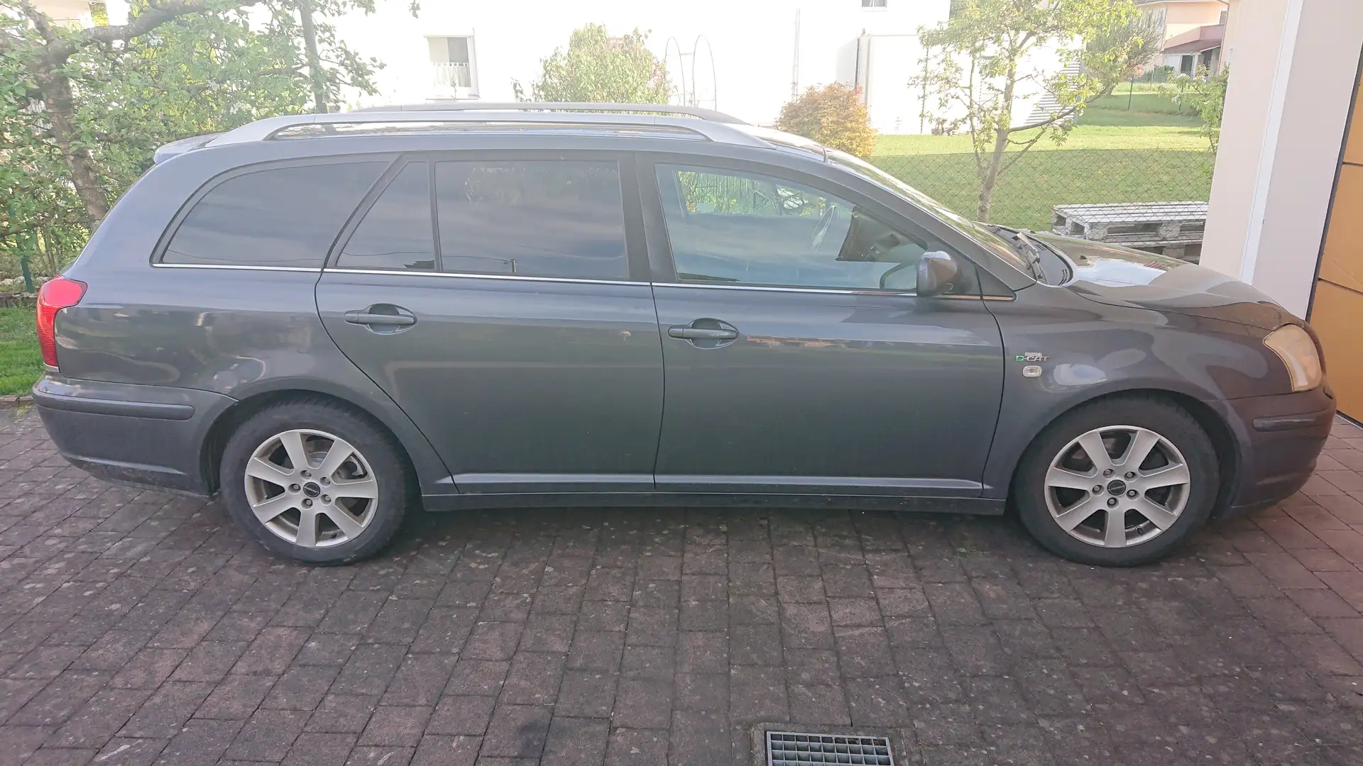 Toyota Avensis Avensis 2,2 D-CAT Linea Sol Linea Sol Gris - 1