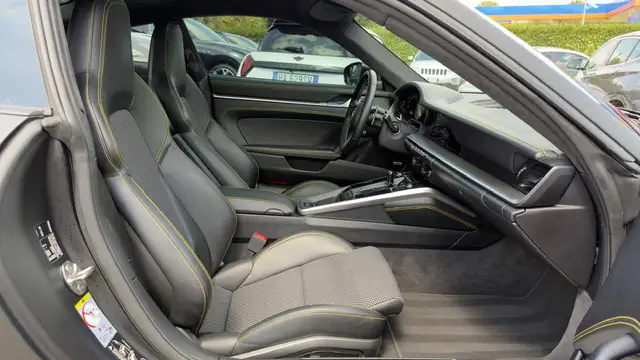 Porsche 911 view 11