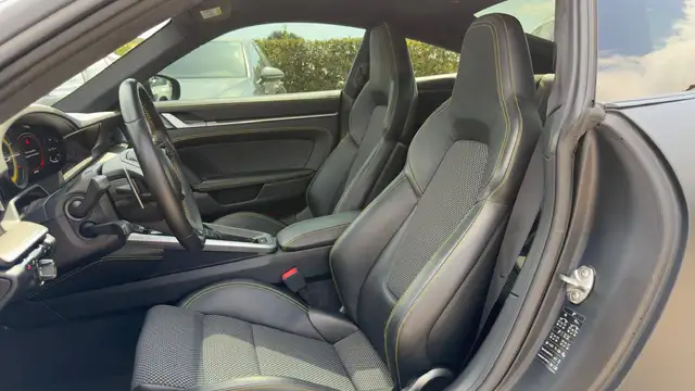 Porsche 911 view 10