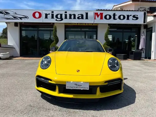 Porsche 911 view 8