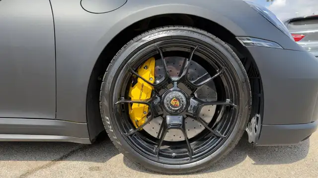 Porsche 911 view 7