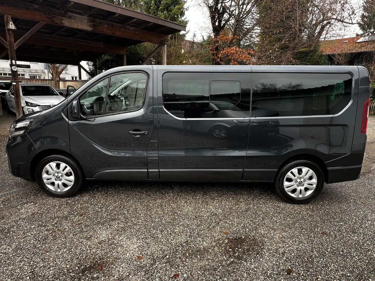 Nissan Primastar 9-Sitzer LANG L2 Tekna Kratz. auf Dach Grau - 1