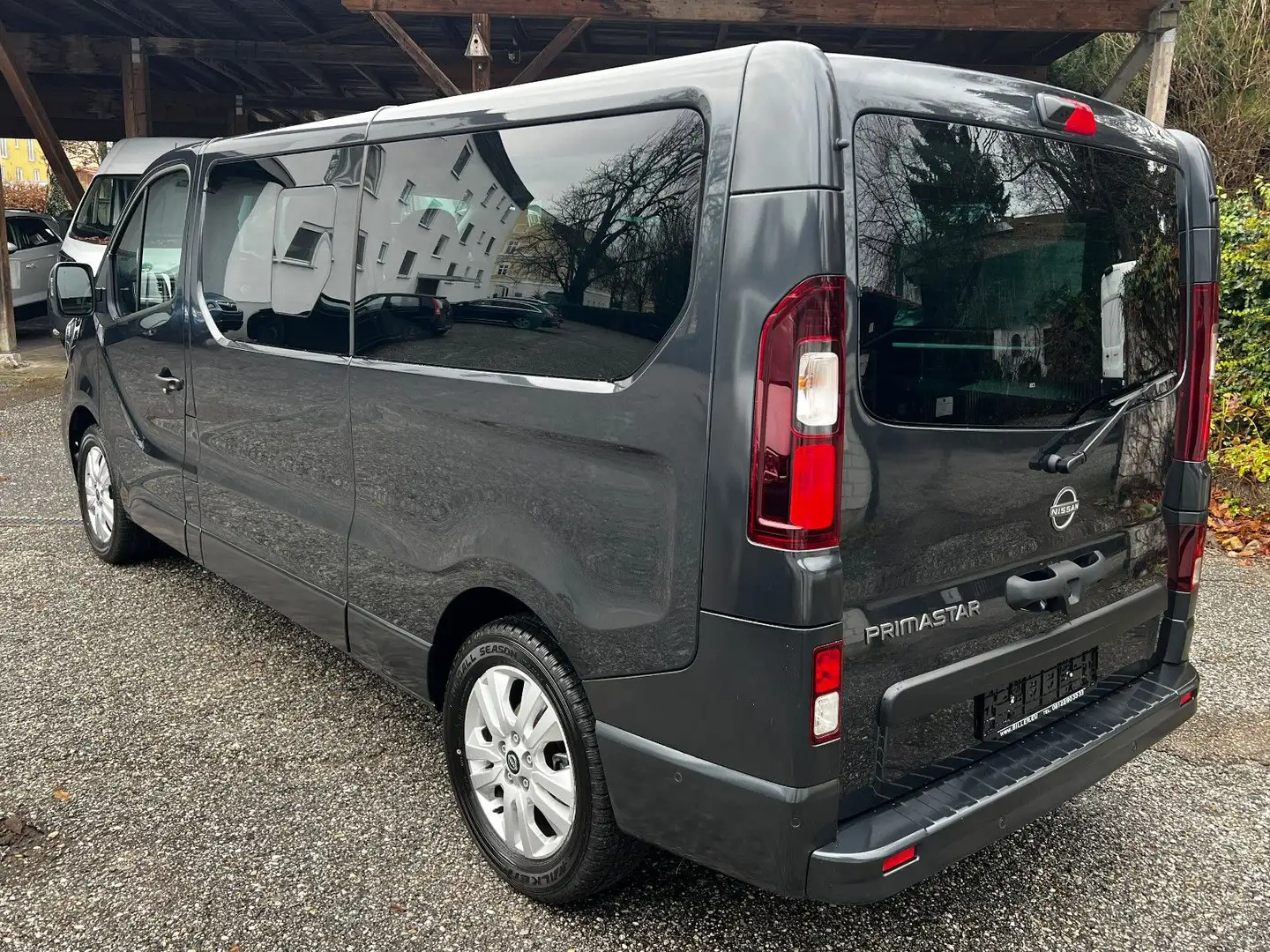 Nissan Primastar 9-Sitzer LANG L2 Tekna Kratz. auf Dach Grau - 2