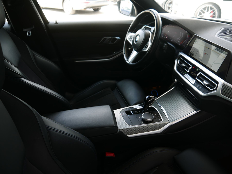 BMW 320 d Touring M-Sport *Panorama & Live Cockpit - AHK* — photo 12