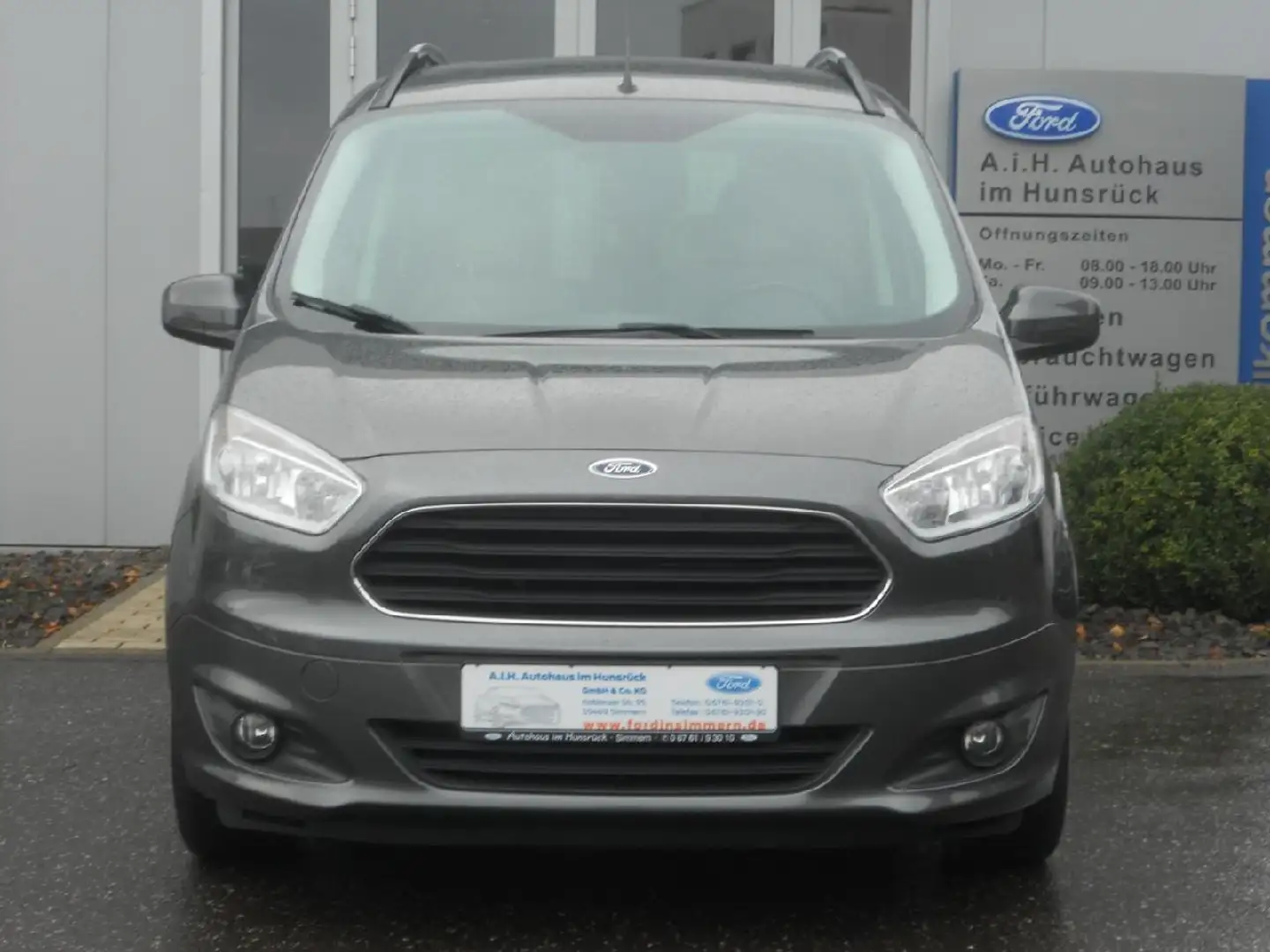 Ford Tourneo Courier Titanium Černá - 2
