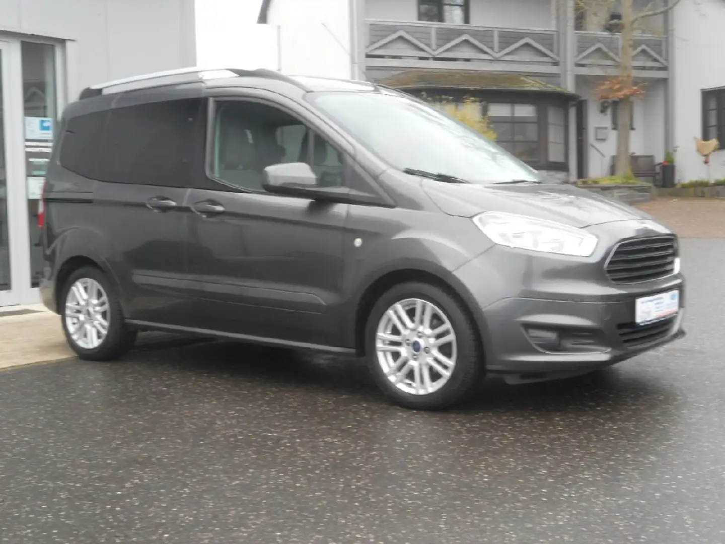 Ford Tourneo Courier Titanium Černá - 1