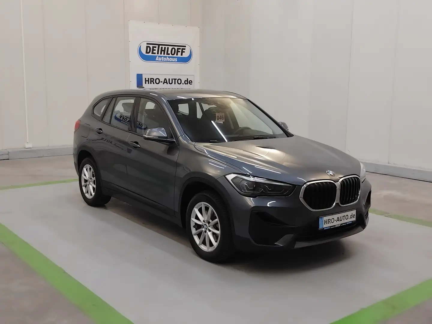 BMW X1 sDrive18i Advantage Grau - 1