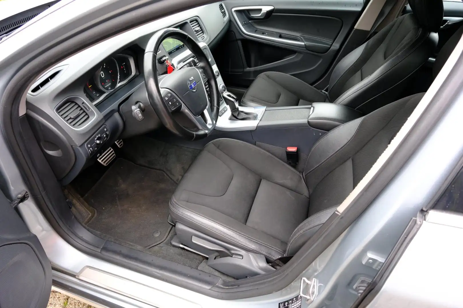 Volvo V60 2.4 D5 Twin Engine Lease Edition Aut.Navi|Clima|LM Grijs - 2