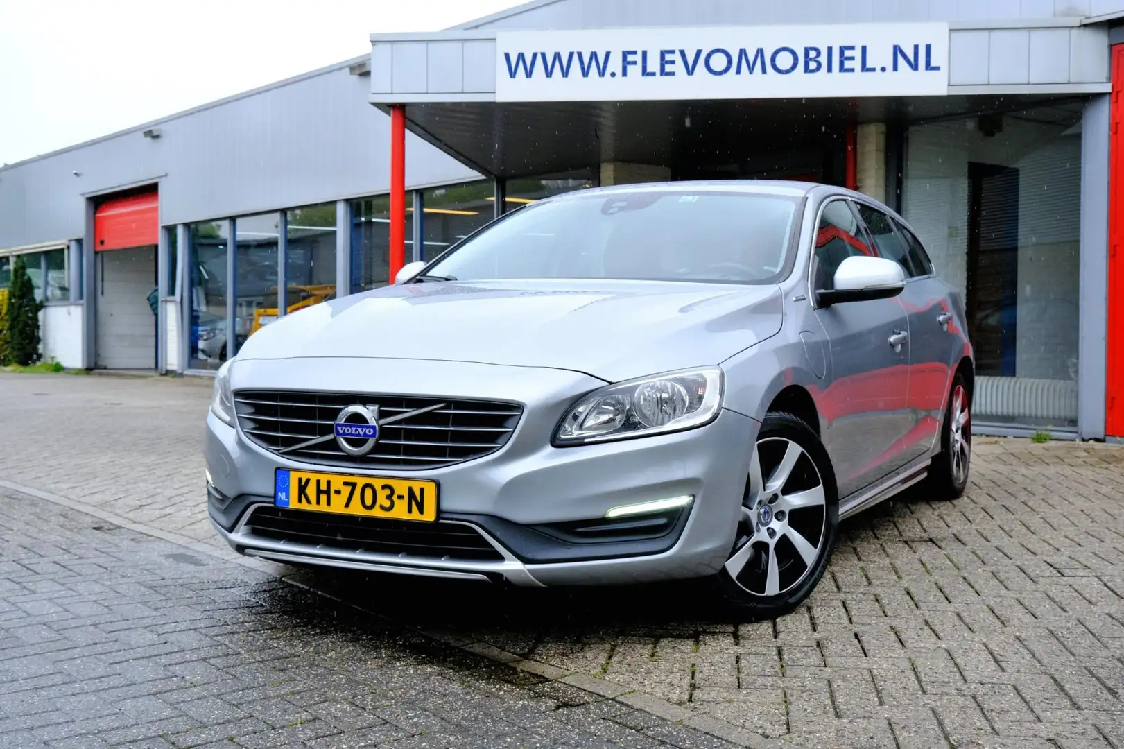 Volvo V60 2.4 D5 Twin Engine Lease Edition Aut.Navi|Clima|LM Grijs - 1