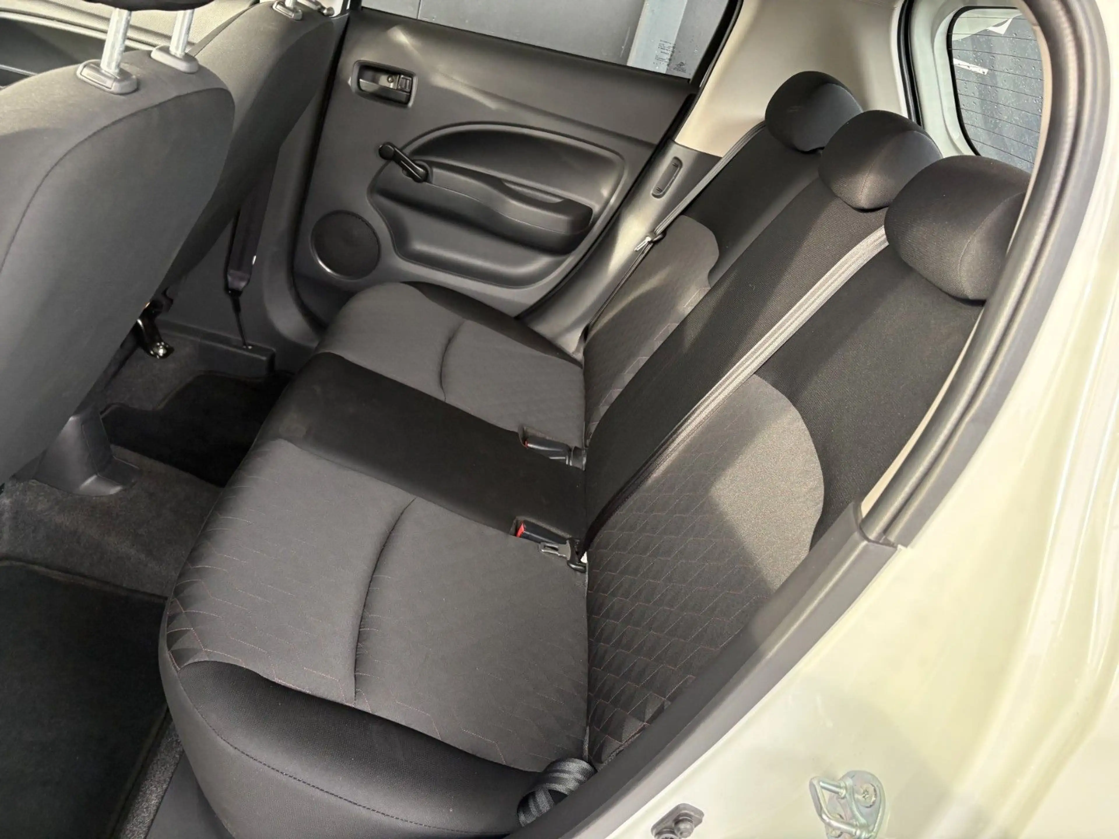 Mitsubishi Space Star — photo 10