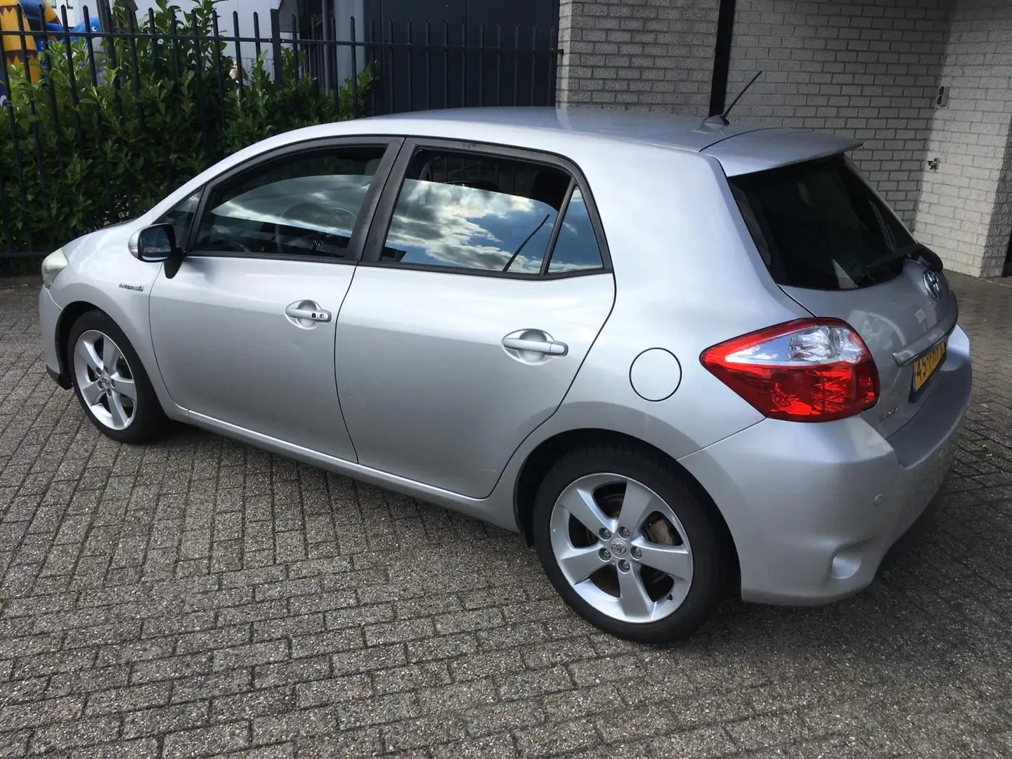 Toyota Auris 1.8 Full Hybrid Executive / CAMERA / NAVI / ALU VE Grijs - 2