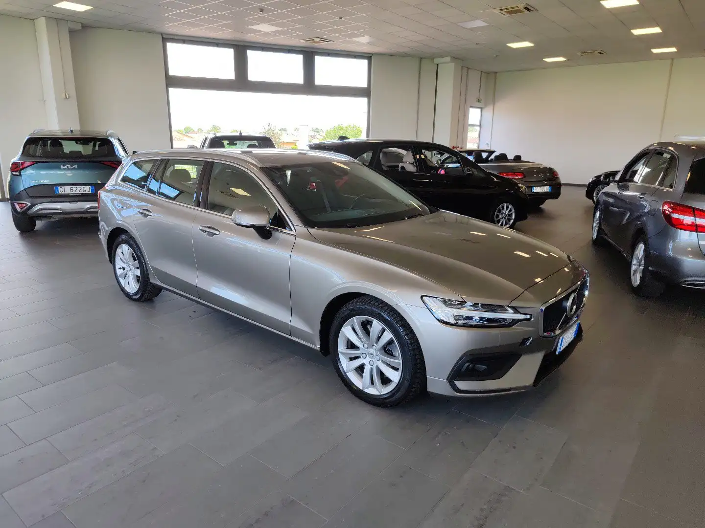 Volvo V60 B4 (d) Geartronic Momentum Pro Navi Adapt.Cruise Grigio - 2