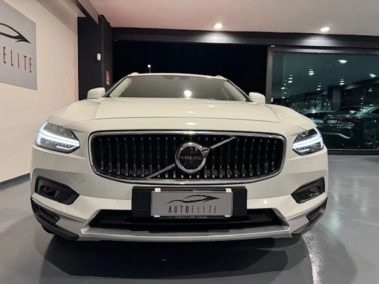 Volvo V90 Cross Country B4 (d) 197CV AWD Geatronic Business Pro Line Weiß - 2
