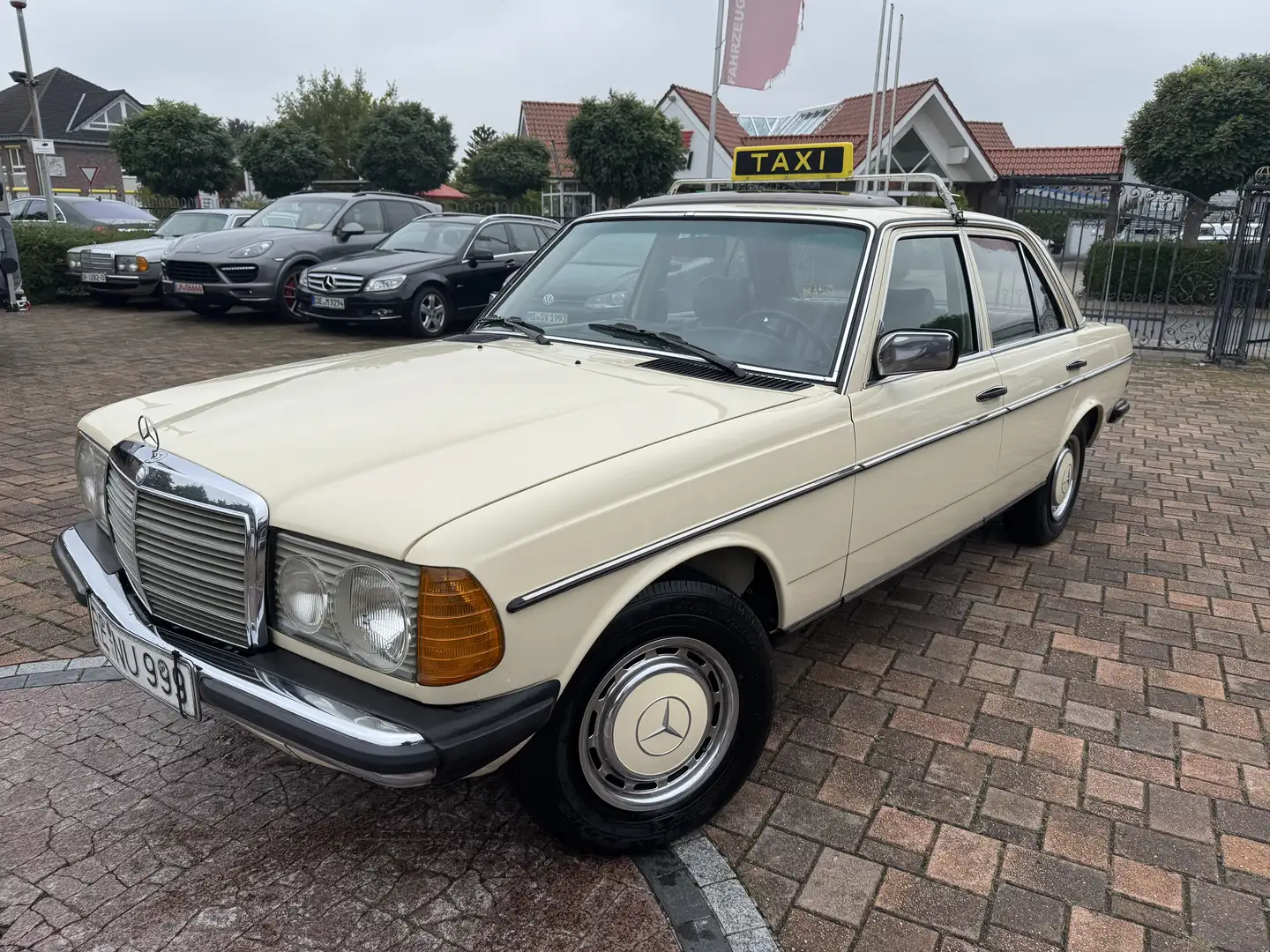 Mercedes-Benz 200 W123 Original Taxi Top-Restauriert 1-Hand Beige - 2