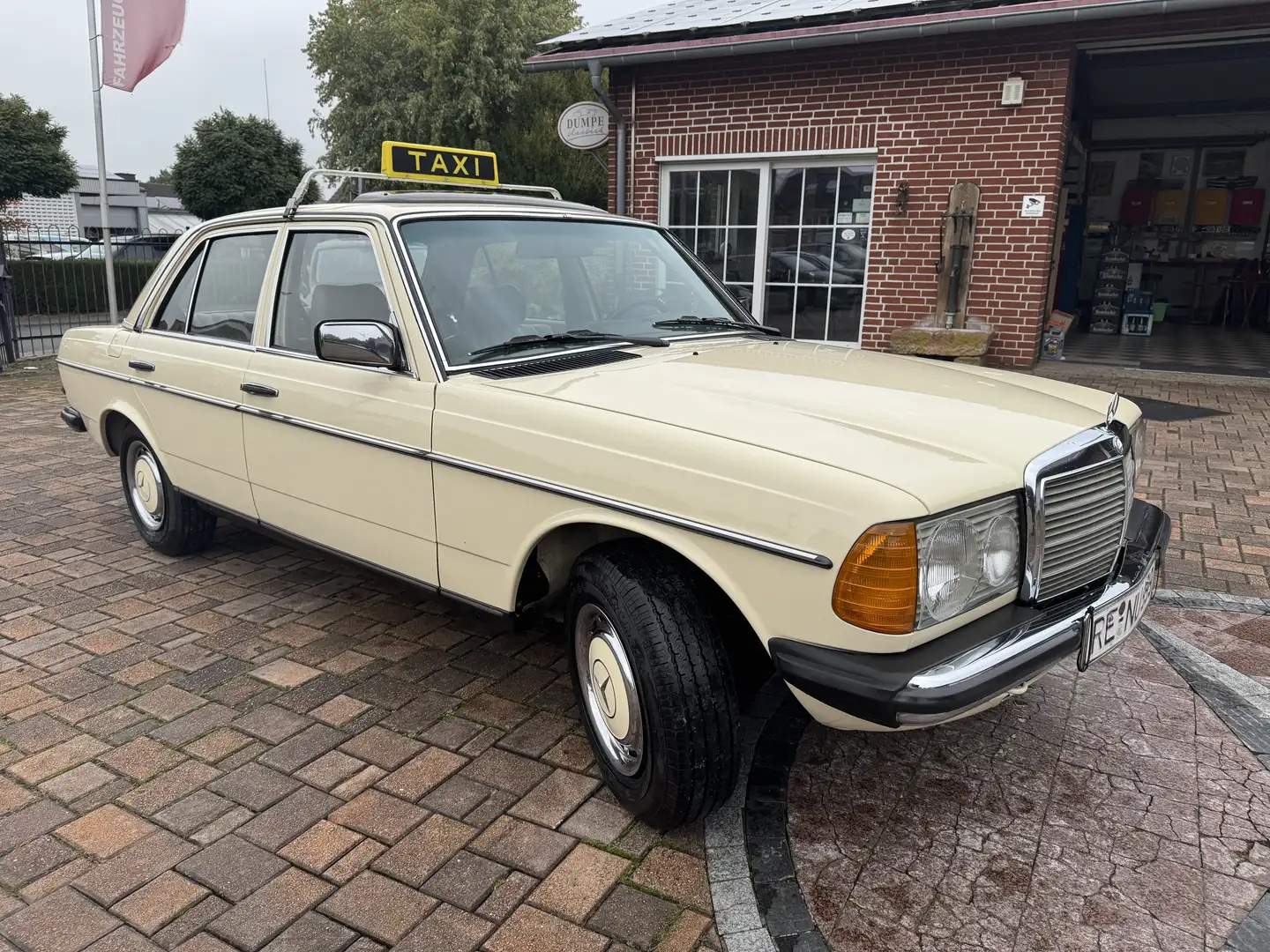 Mercedes-Benz 200 W123 Original Taxi Top-Restauriert 1-Hand Beige - 1