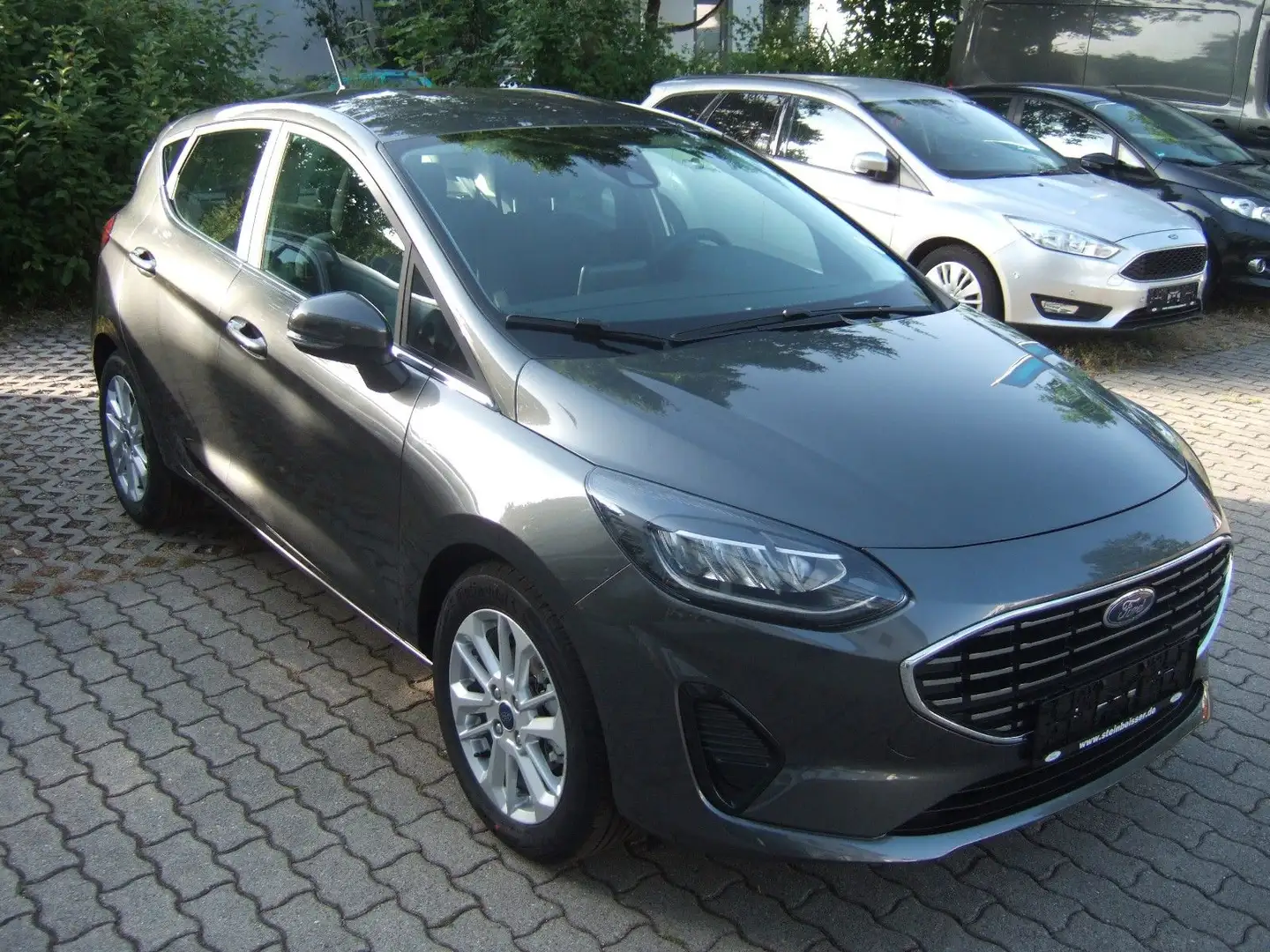 Ford Fiesta 1,0 EcoBoost 74kW Titanium Grau - 2