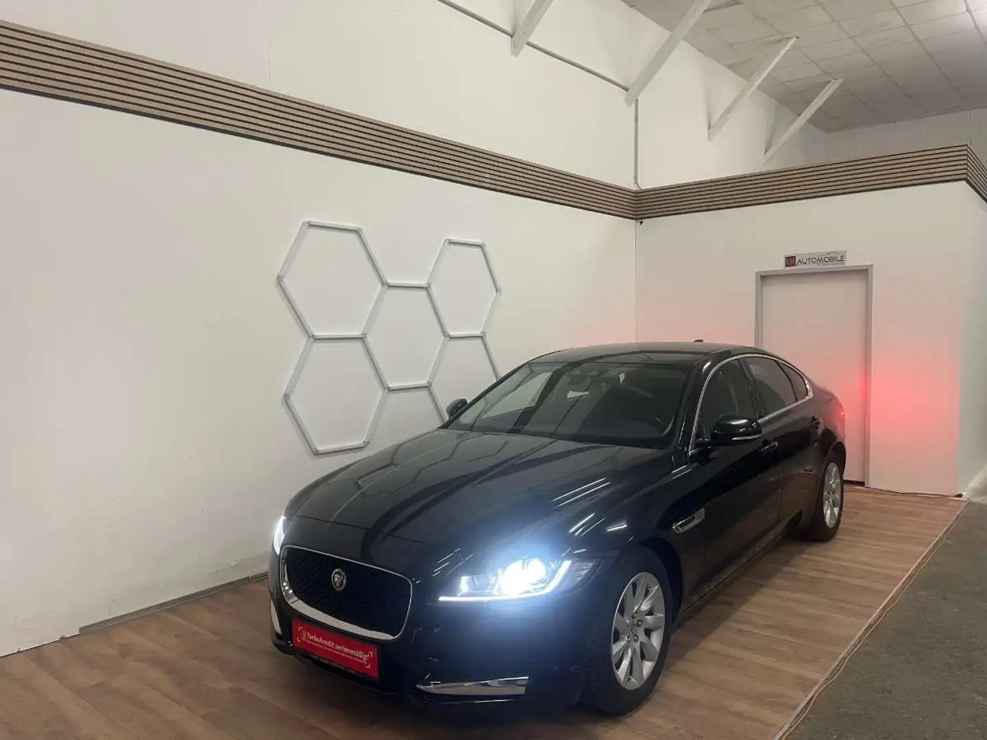 Jaguar XF Pure Schwarz - 1