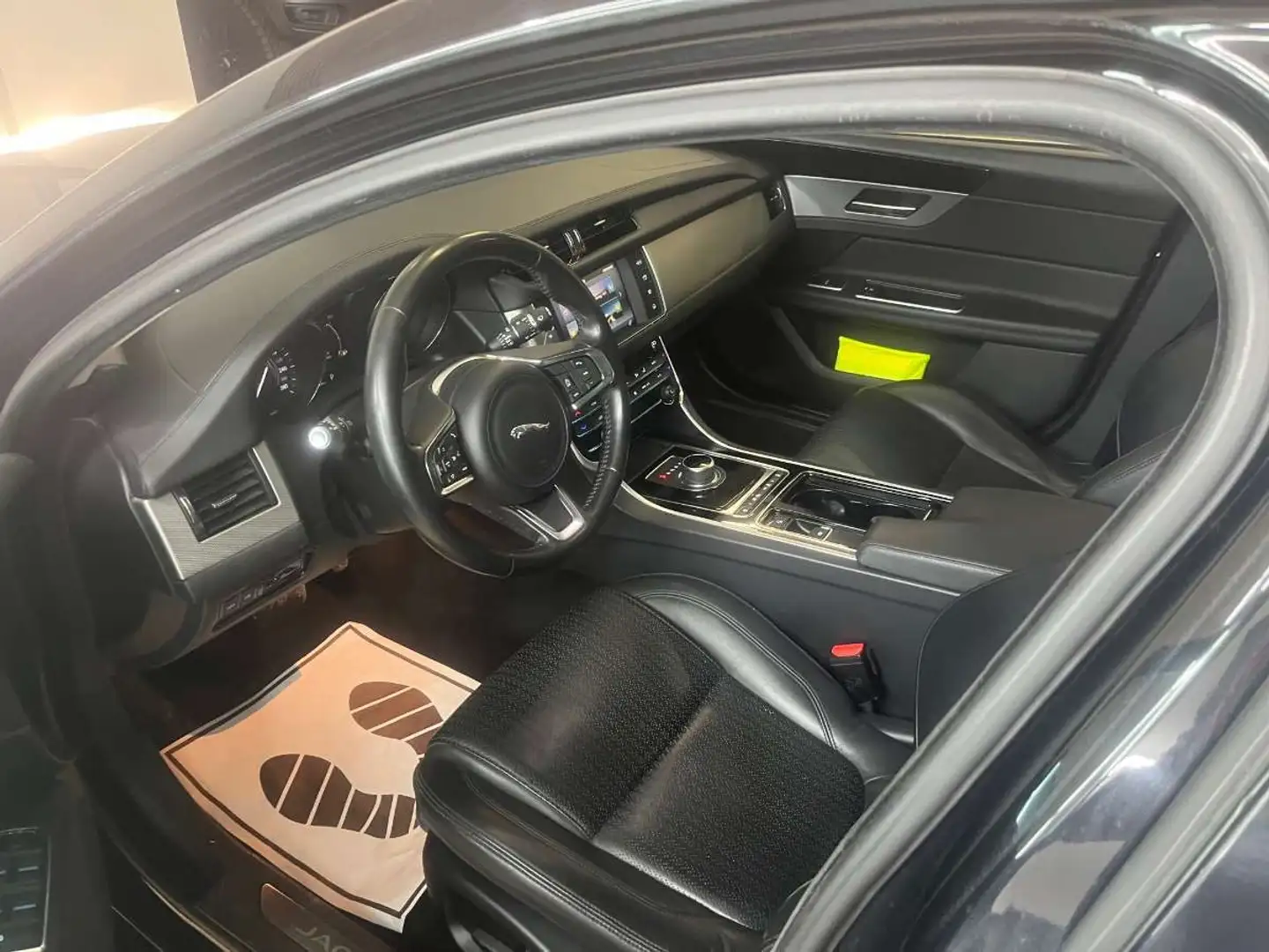Jaguar XF Pure Schwarz - 2