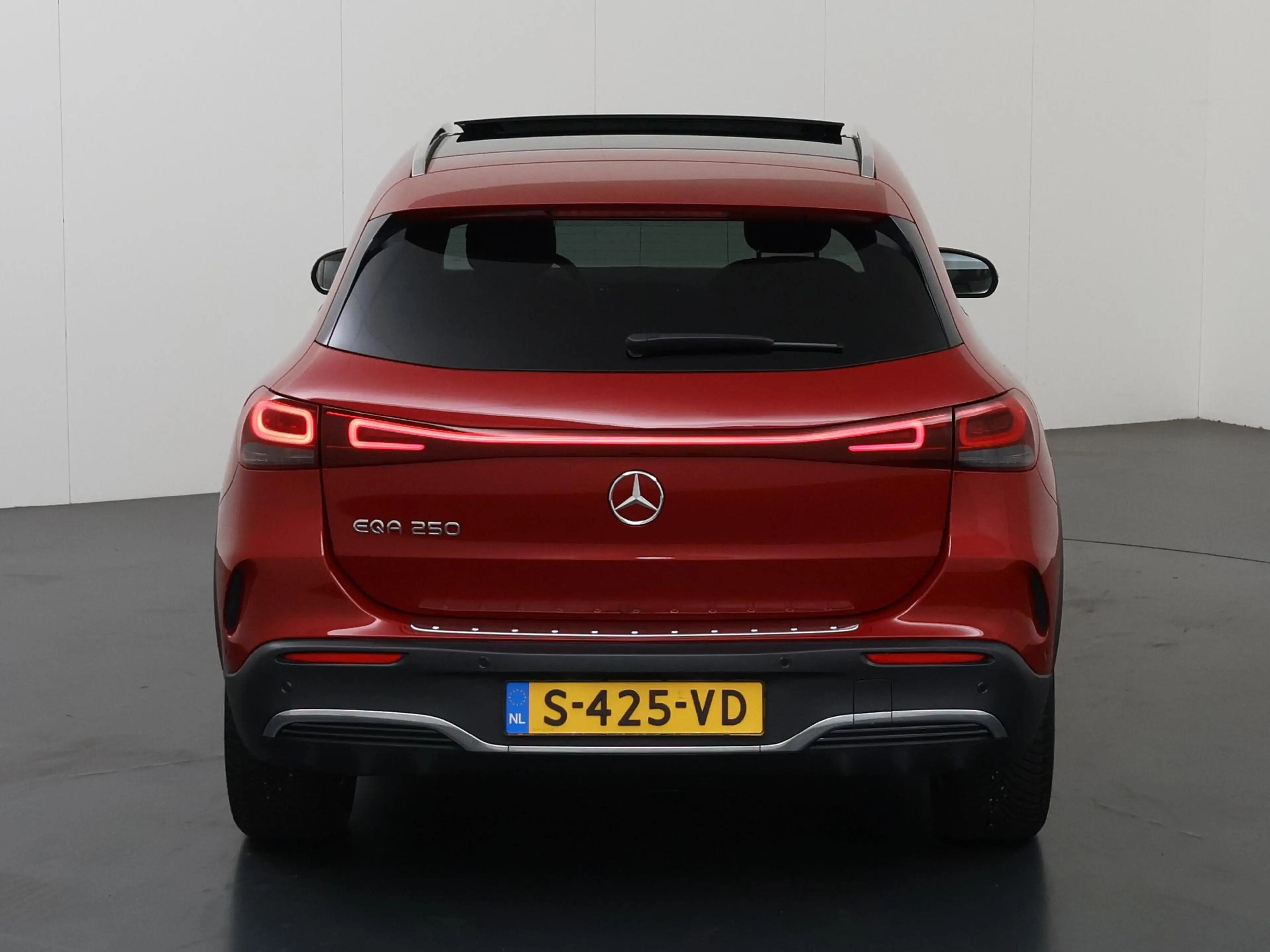 Mercedes-Benz EQA 250 AMG Line 67 kWh | Panoramadak | Trekhaak | Stoelve — photo 4