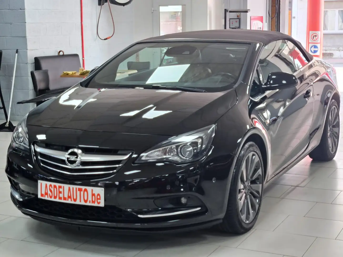 Opel Cascada 1.6i Turbo Cuir Chauffants Bi-XENON Cam Blue Gps Zwart - 1