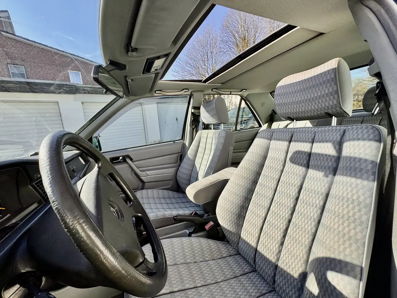 Mercedes-Benz 190 W201 Schiebedach Erstlack Diplomatenblau, foto 3
