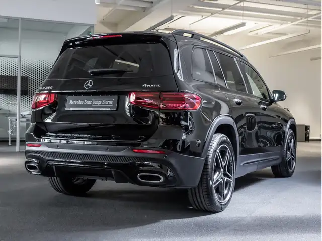 Mercedes-Benz GLB view 4