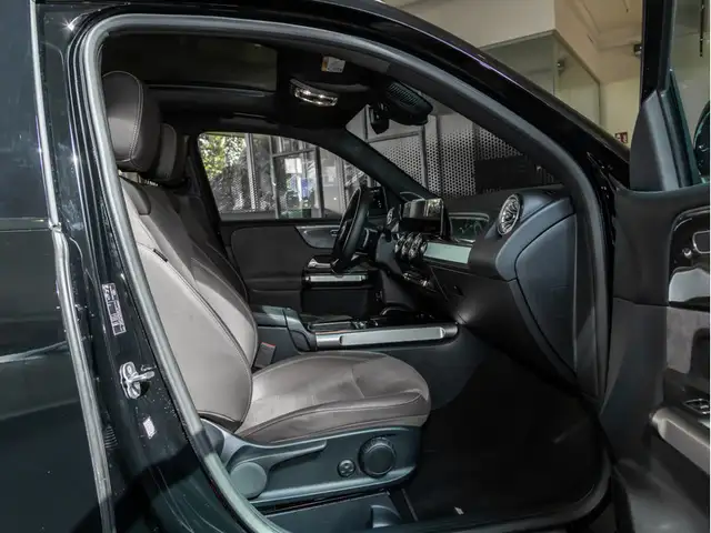 Mercedes-Benz GLB view 9