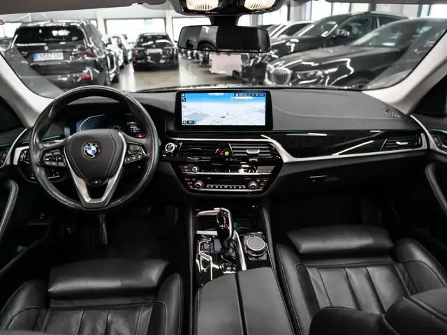 BMW 5 Series view 11