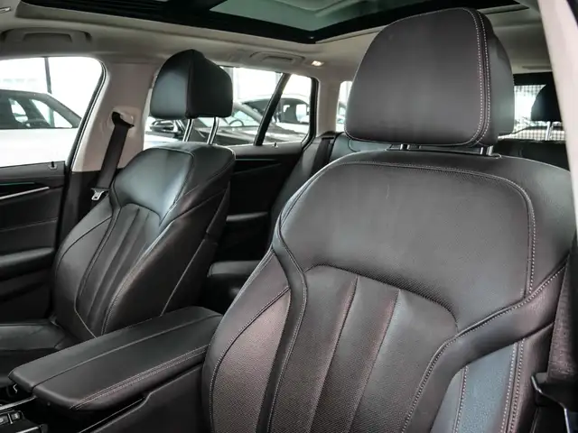 BMW 5 Series view 10