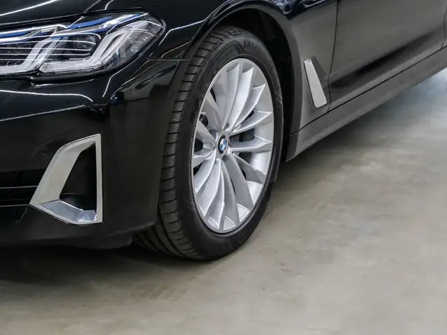 BMW 5 Series view 6