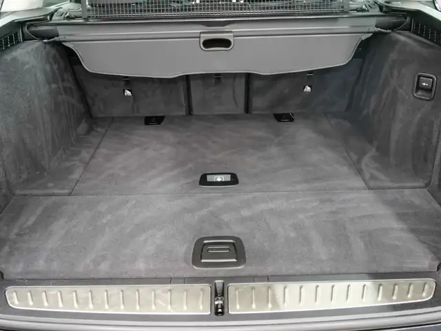 BMW 5 Series view 14