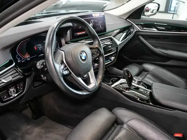 BMW 5 Series view 8