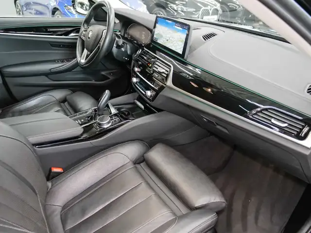 BMW 5 Series view 15