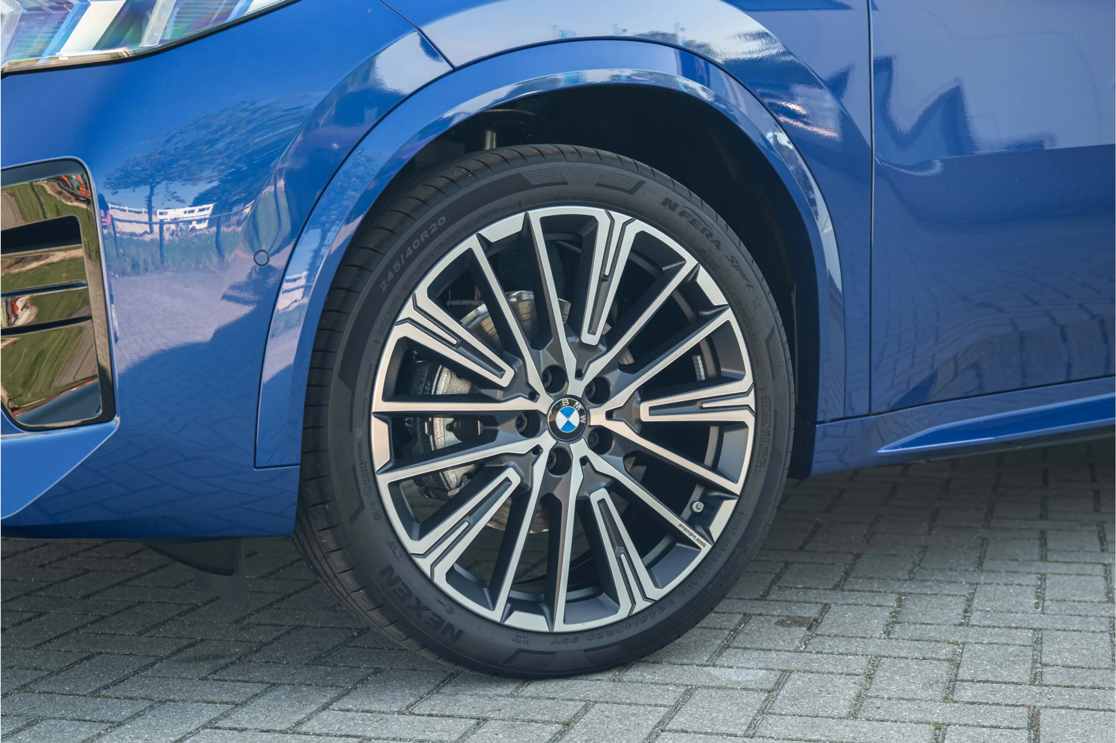 BMW iX2 eDrive20 M Sport / Panoramadak / M Sportstoelen / — photo 4