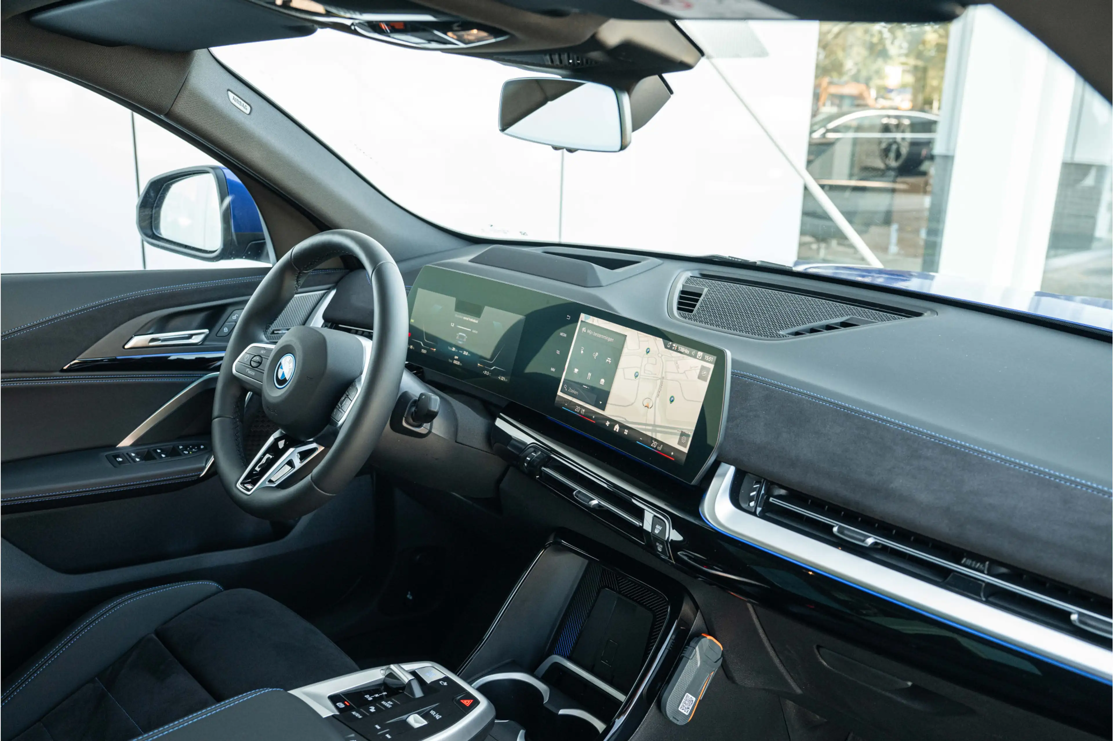 BMW iX2 eDrive20 M Sport / Panoramadak / M Sportstoelen / — photo 9