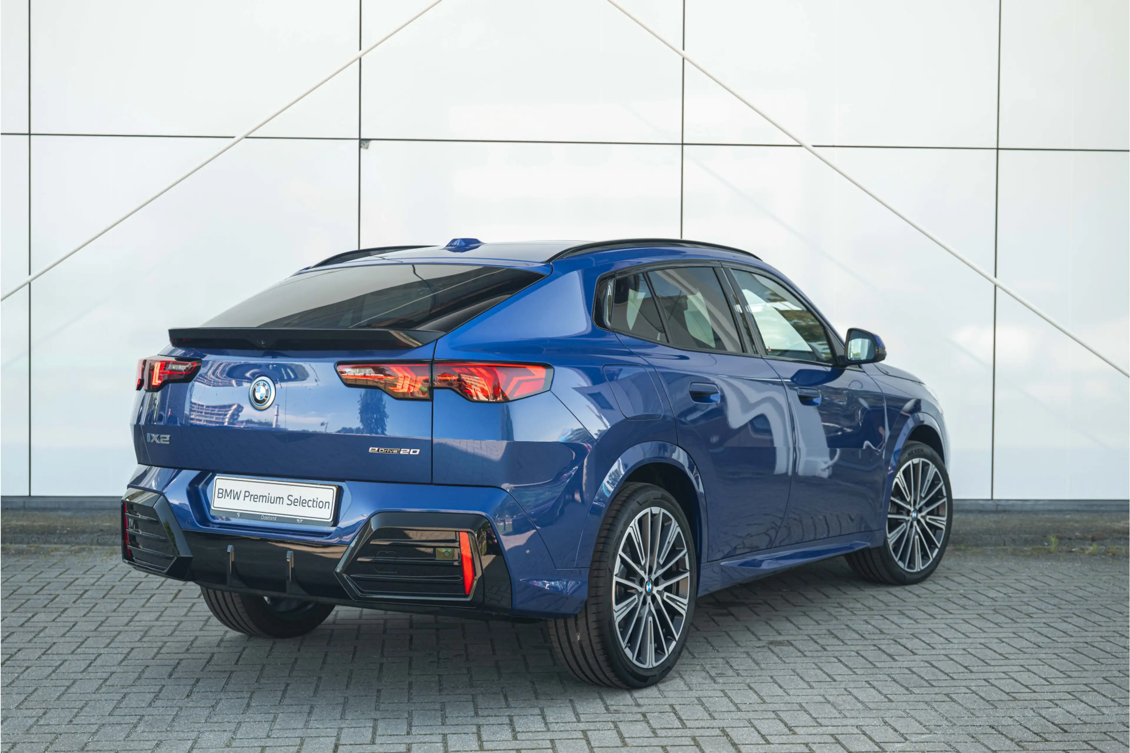 BMW iX2 eDrive20 M Sport / Panoramadak / M Sportstoelen / — photo 10