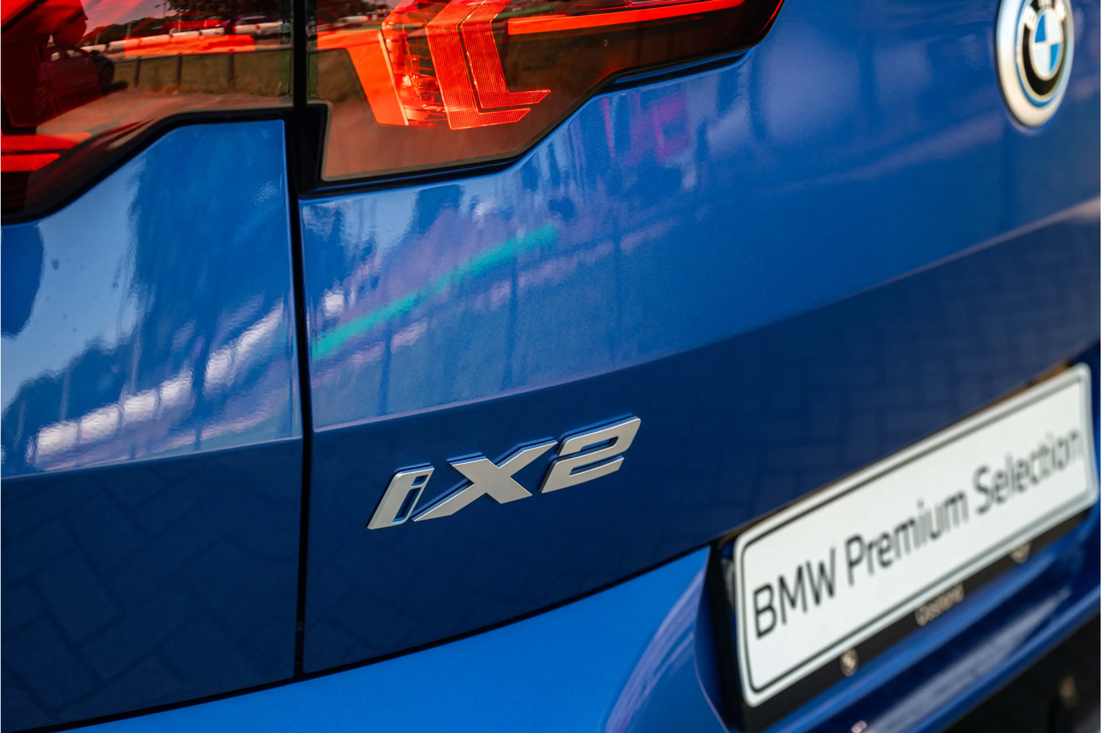 BMW iX2 eDrive20 M Sport / Panoramadak / M Sportstoelen / — photo 13