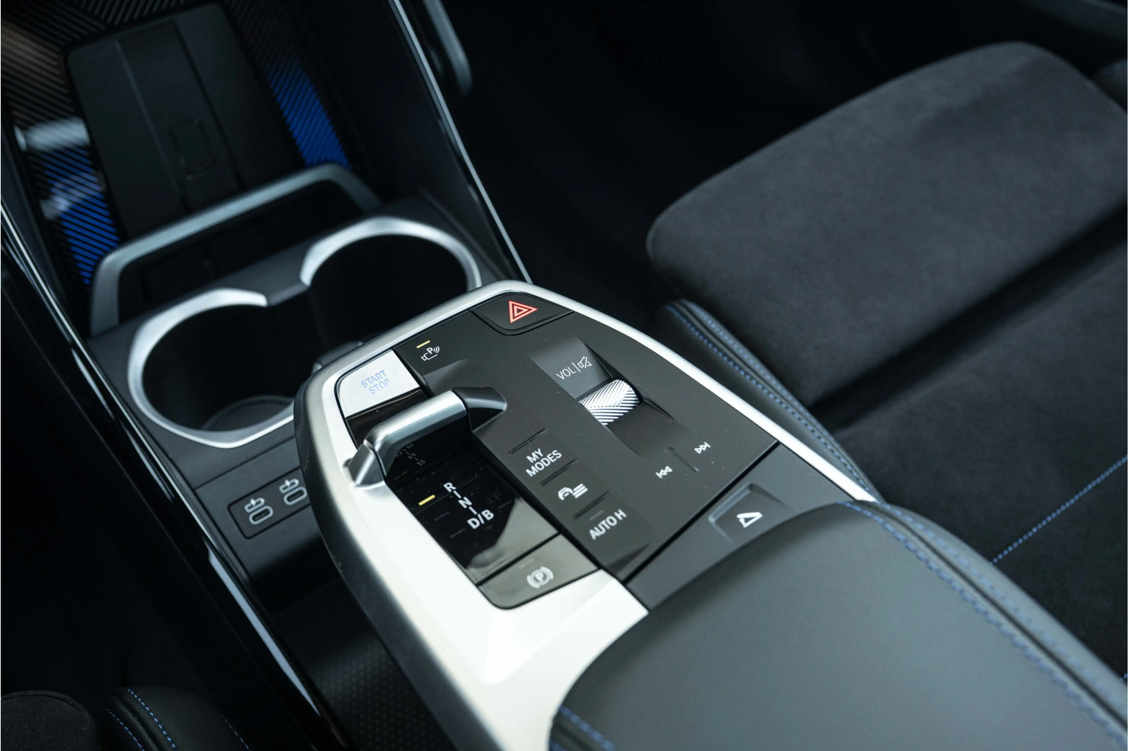 BMW iX2 eDrive20 M Sport / Panoramadak / M Sportstoelen / — photo 15