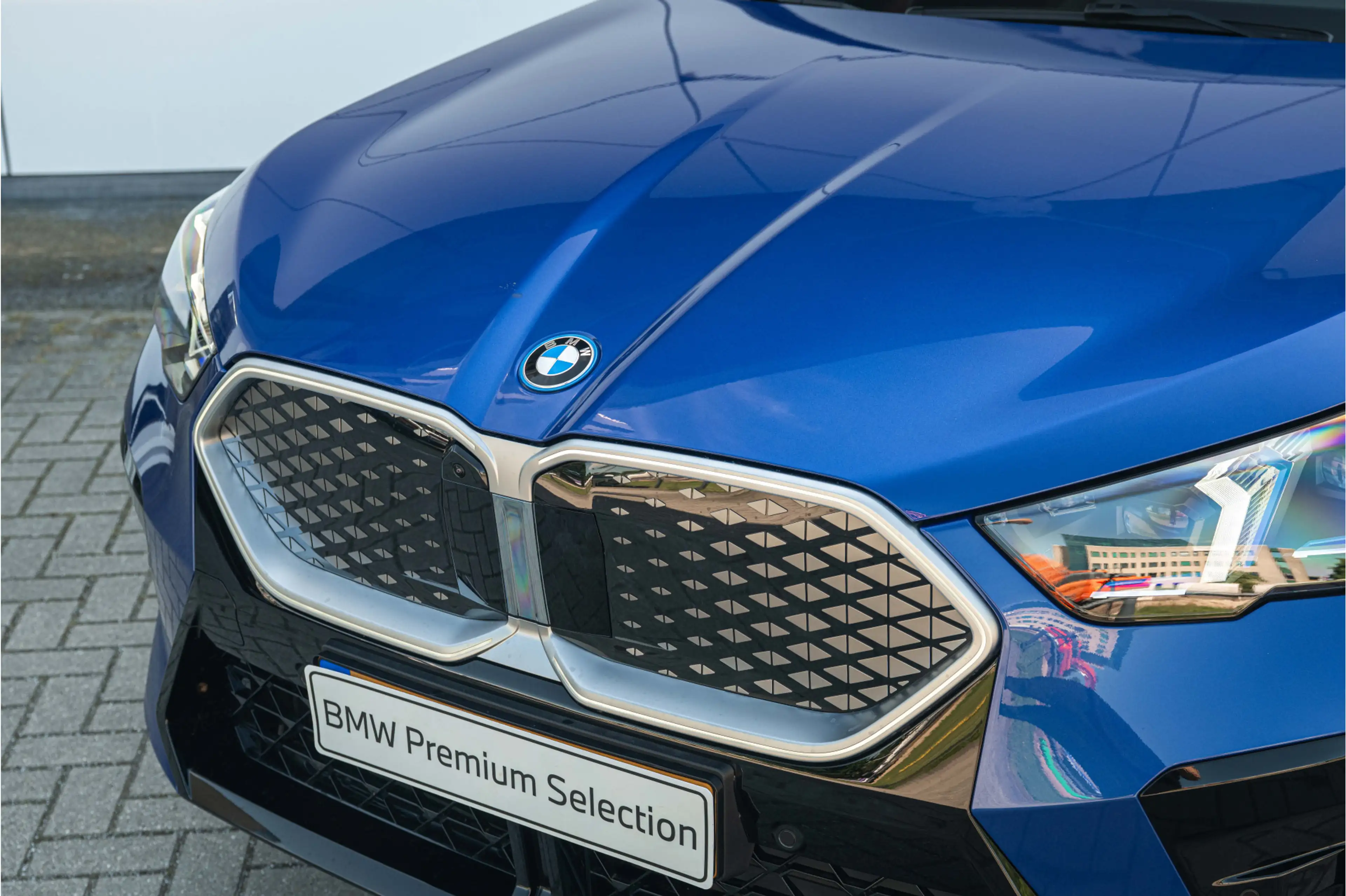 BMW iX2 eDrive20 M Sport / Panoramadak / M Sportstoelen / — photo 2