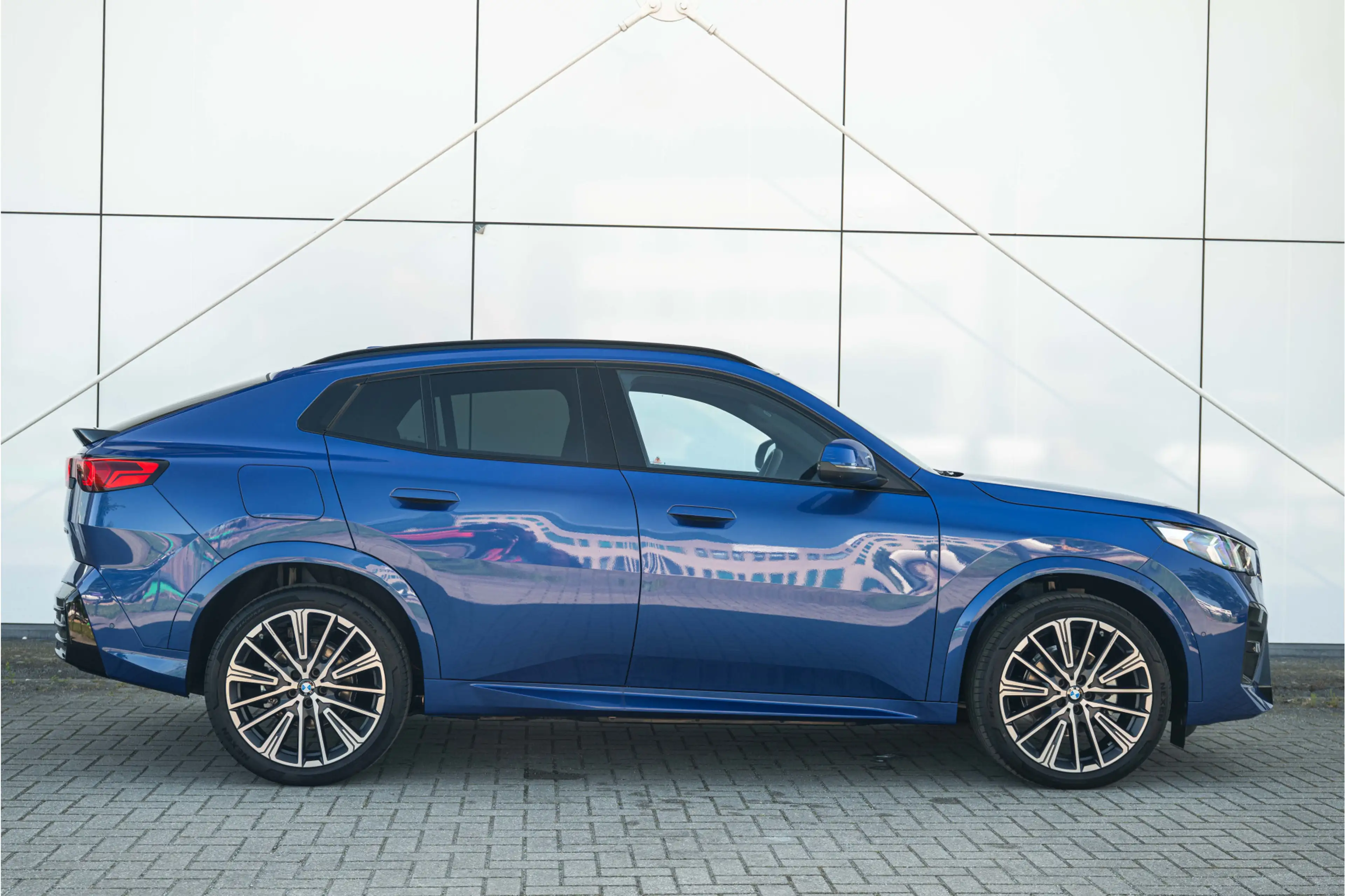 BMW iX2 eDrive20 M Sport / Panoramadak / M Sportstoelen / — photo 8