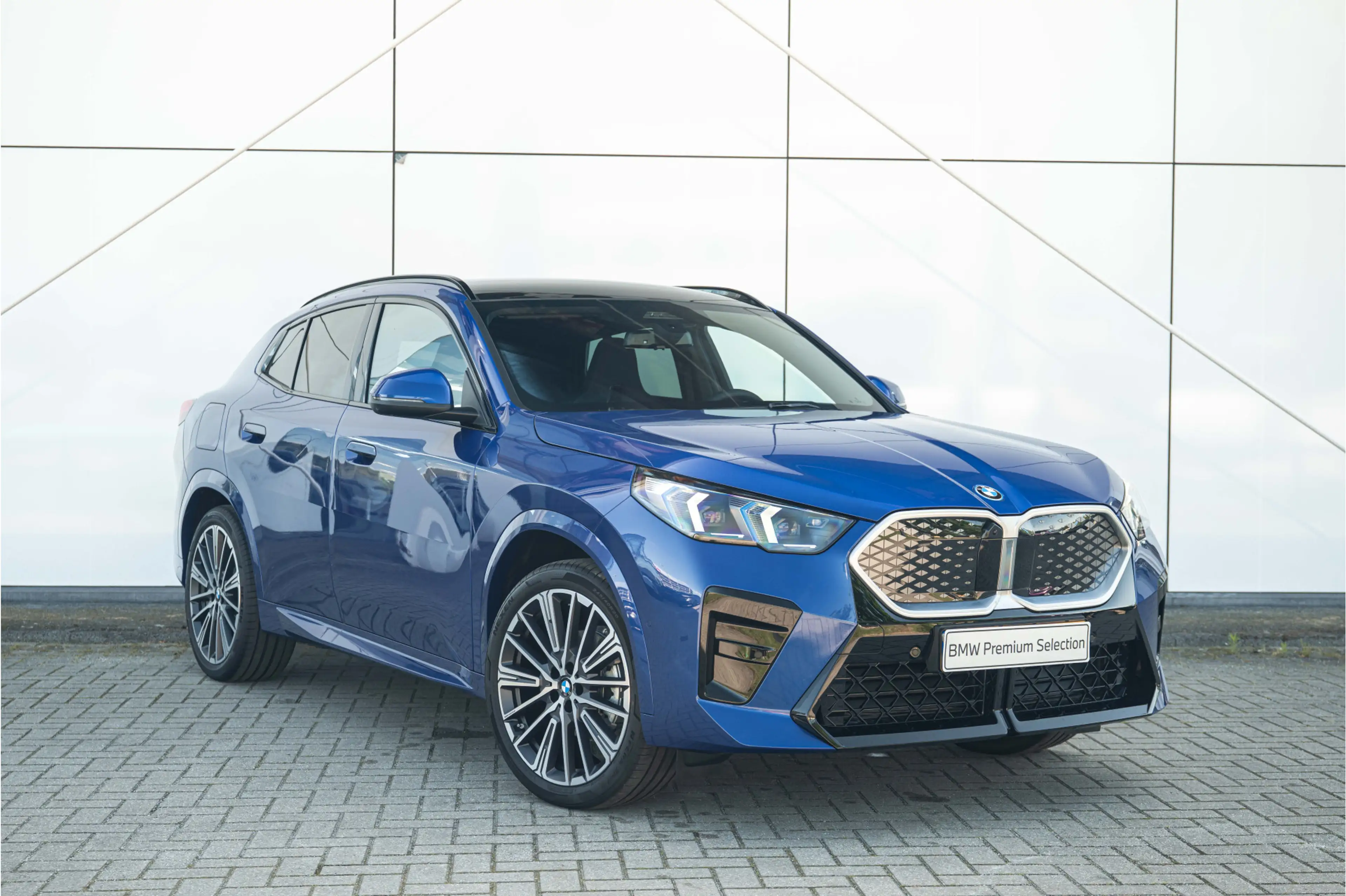 BMW iX2 eDrive20 M Sport / Panoramadak / M Sportstoelen / — photo 7